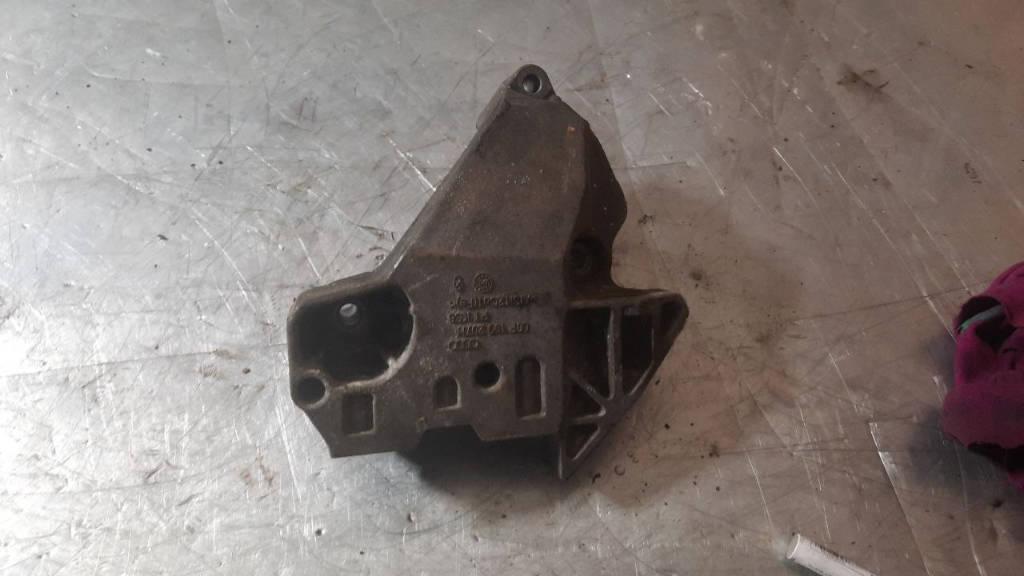 кронштейн двигателя Volkswagen Passat B6 2006, 2.0 л., 06F199207H - фото №1