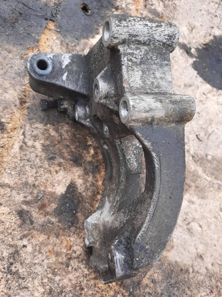 кронштейн компрессора кондиционера Chrysler Stratus 1 поколение 1999, 2.5 л., бензин, 4663132 - фото №1