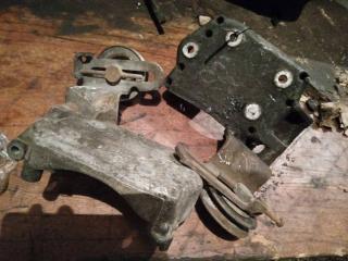 кронштейн компрессора кондиционера Mazda MPV 1 поколение [рестайлинг] 1997, 2.5 л., дизель