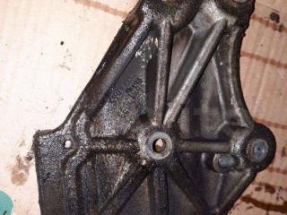 кронштейн компрессора кондиционера Mitsubishi Carisma 1 поколение [рестайлинг] 2001, 1.8 л., бензин, MR513093