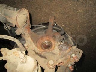 кулак поворотный левый Toyota Avensis 1 поколение (T220) 1997