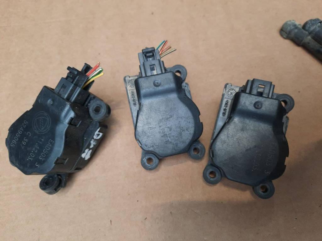 моторчик заслонки печки Alfa Romeo 156 1 поколение 2004, 52495065, 52495066 - фото №1