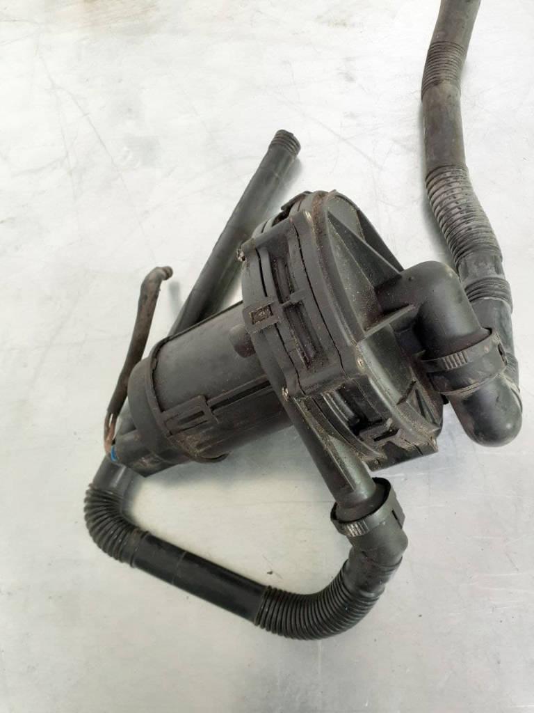 нагнетатель воздуха (компрессор) Volkswagen Golf 4 поколение 2000, 1.6 л., бензин, 078906601D - фото №1