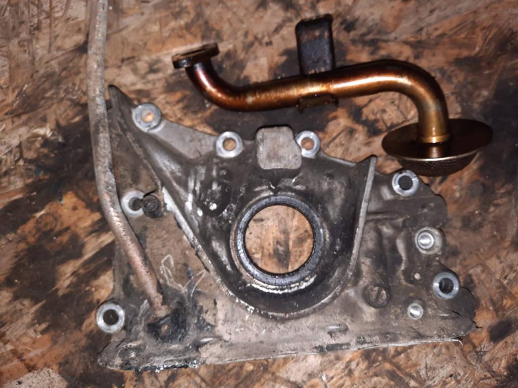 насос масляный Mazda Premacy 1 поколение 2001, 1.8 л., бензин - фото №1