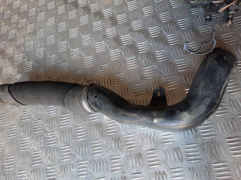 патрубок воздушного фильтра Citroen Xsara 1 поколение 1998, 1.8 л., бензин, 9610577980, 9630756680 - фото №1