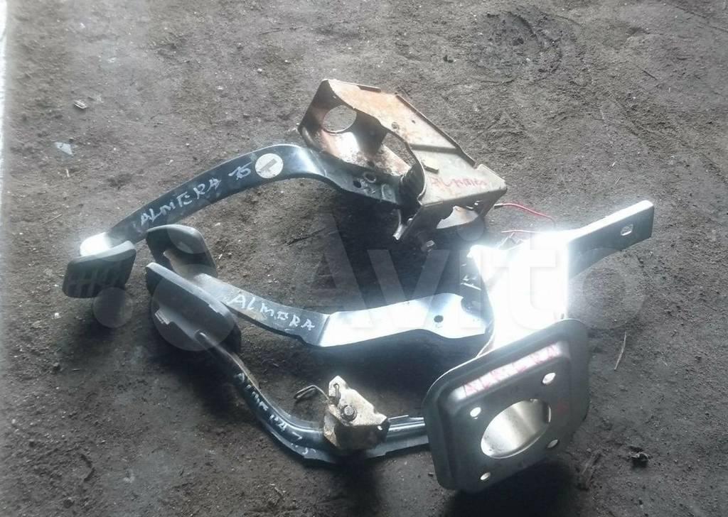 узел педальный (блок педалей) Nissan Almera N16 2001, 1.5 л., МКПП - фото №1