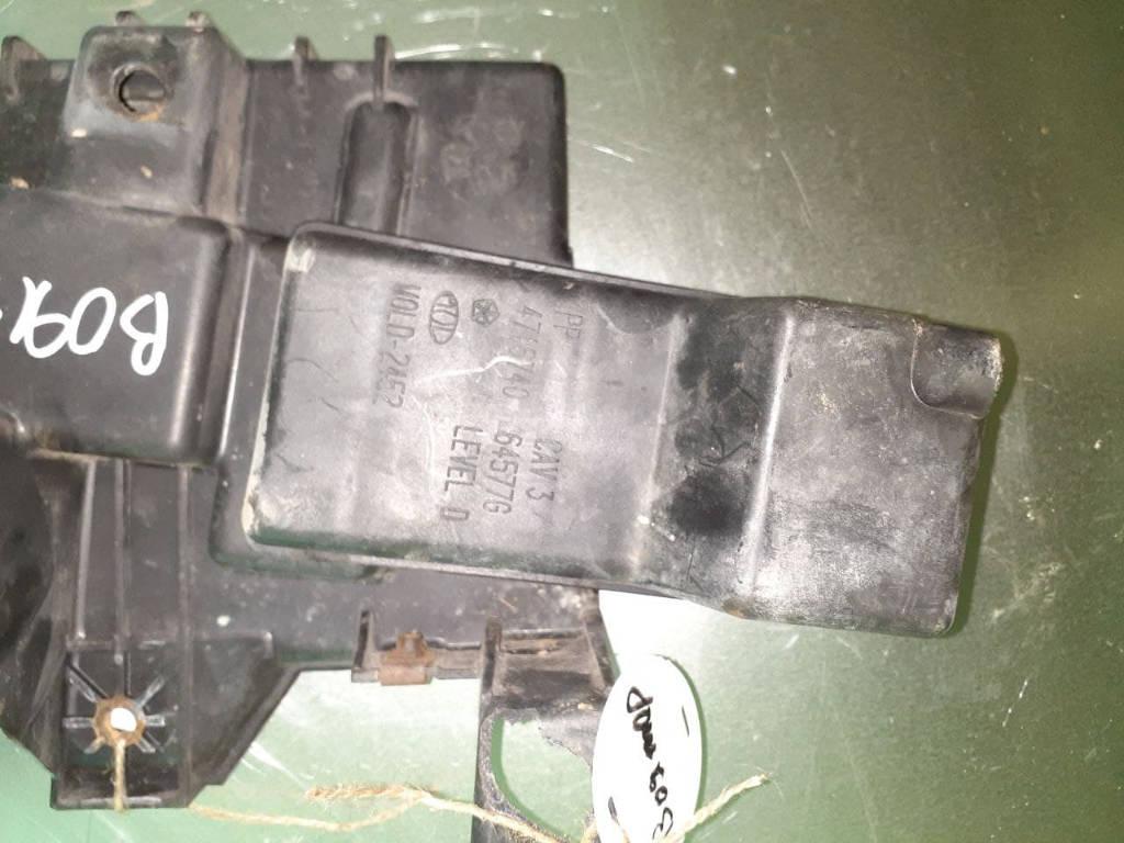 полка аккумулятора Chrysler Grand Voyager 3 поколение 1998, 3.8 л., бензин - фото №1