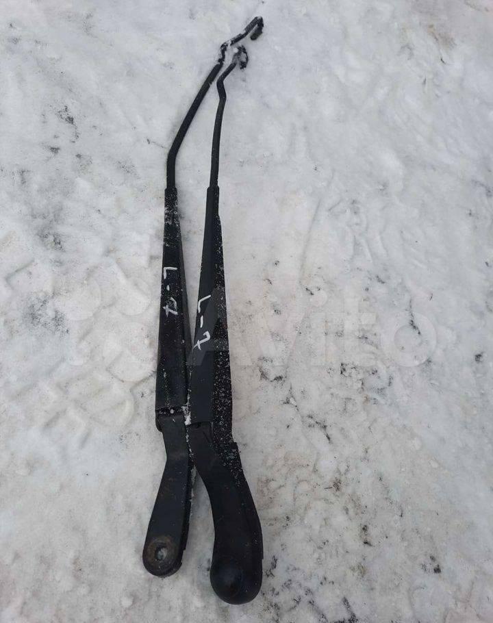 щеткодержатель (поводок стеклоочистителя, дворник) Chrysler Stratus 1 поколение 1999 - фото №1