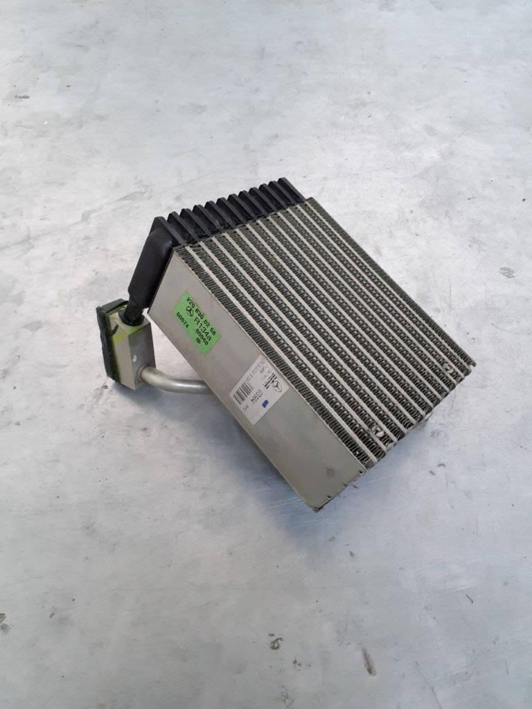 радиатор кондиционера Mercedes-Benz S-Класс W220 1999, A2208300258 - фото №1