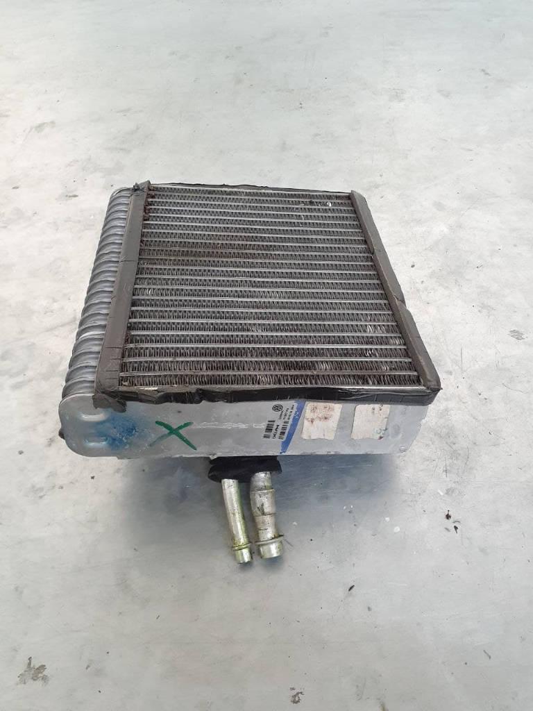 радиатор кондиционера Volkswagen Transporter T5 2003, 7H1820101A - фото №1