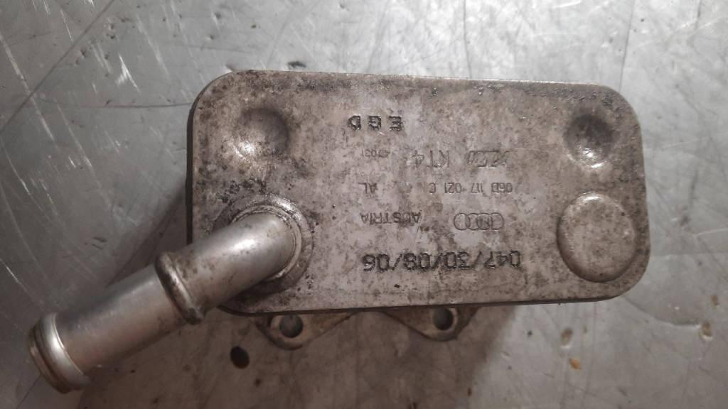 радиатор масляный Volkswagen Passat B6 2006, 2.0 л., 06D117021C - фото №1