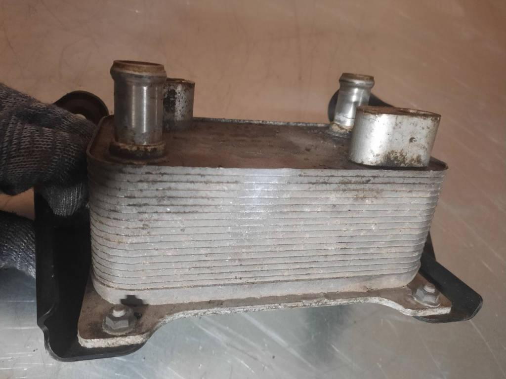 радиатор масляный Volkswagen Passat B6 2006, 2.0 л. - фото №1