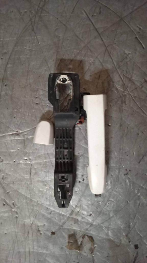 ручка наружная Toyota Corolla Verso 1 поколение 2003 - фото №1