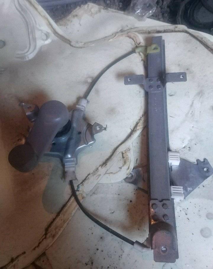 стеклоподъемник задний правый Nissan Almera Tino V10 (2000 - 2003) - фото №1