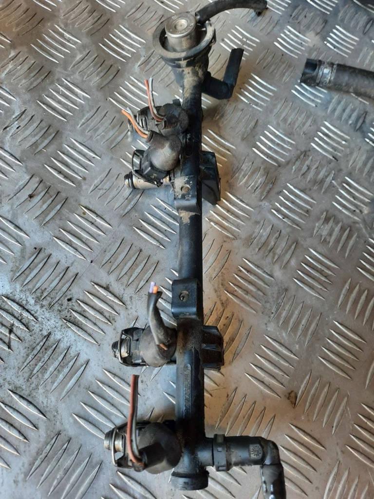 топливная рампа Citroen Xsara 1 поколение 1998, 1.8 л., бензин, 95186100 - фото №1