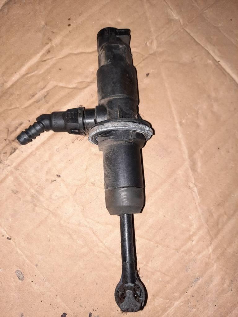 цилиндр сцепления главный Renault Kangoo 1 поколение 2001, 1.6 л., бензин, МКПП, 7700431845A - фото №1