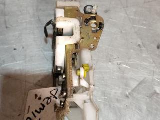 замок двери передней левой Mazda Demio DW [рестайлинг] 2001