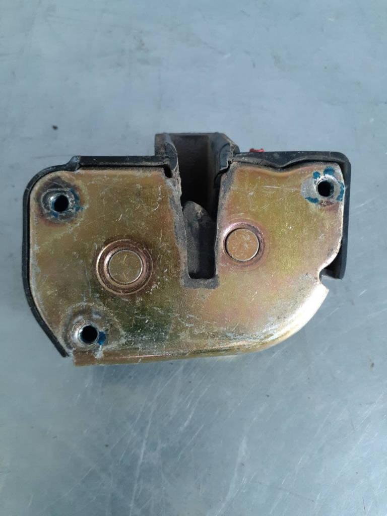 замок двери задней левой Chrysler Grand Voyager 3 поколение 1998 - фото №1