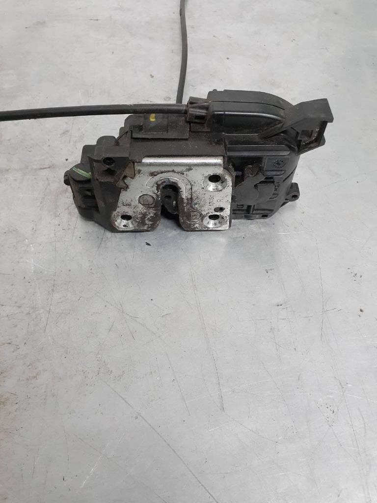 замок двери передней правой Renault Modus 1 поколение 2004 - фото №1