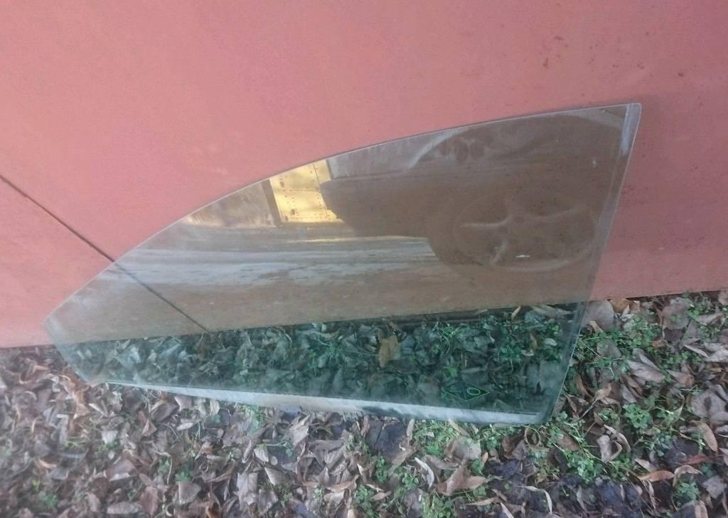 стекло двери передней левой Nissan Almera Tino V10 2002 - фото №1