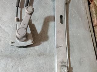 стеклоподъемник передний правый Mazda Demio 1 поколение [рестайлинг] 2000, 1.3 л., бензин