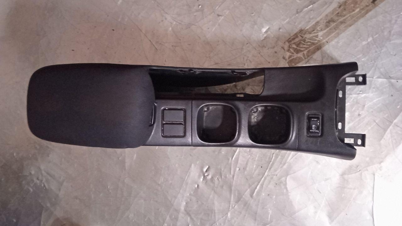 подлокотник Nissan Primera P12 P12E 2003, 1.9 л., F9Q, дизель, МКПП, универсал, 95965AV900 - фото №1