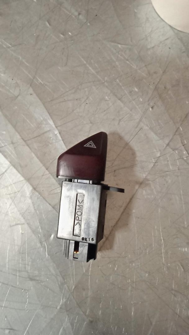 кнопка аварийной сигнализации Mitsubishi Space Runner 2 поколение 1999 - фото №1