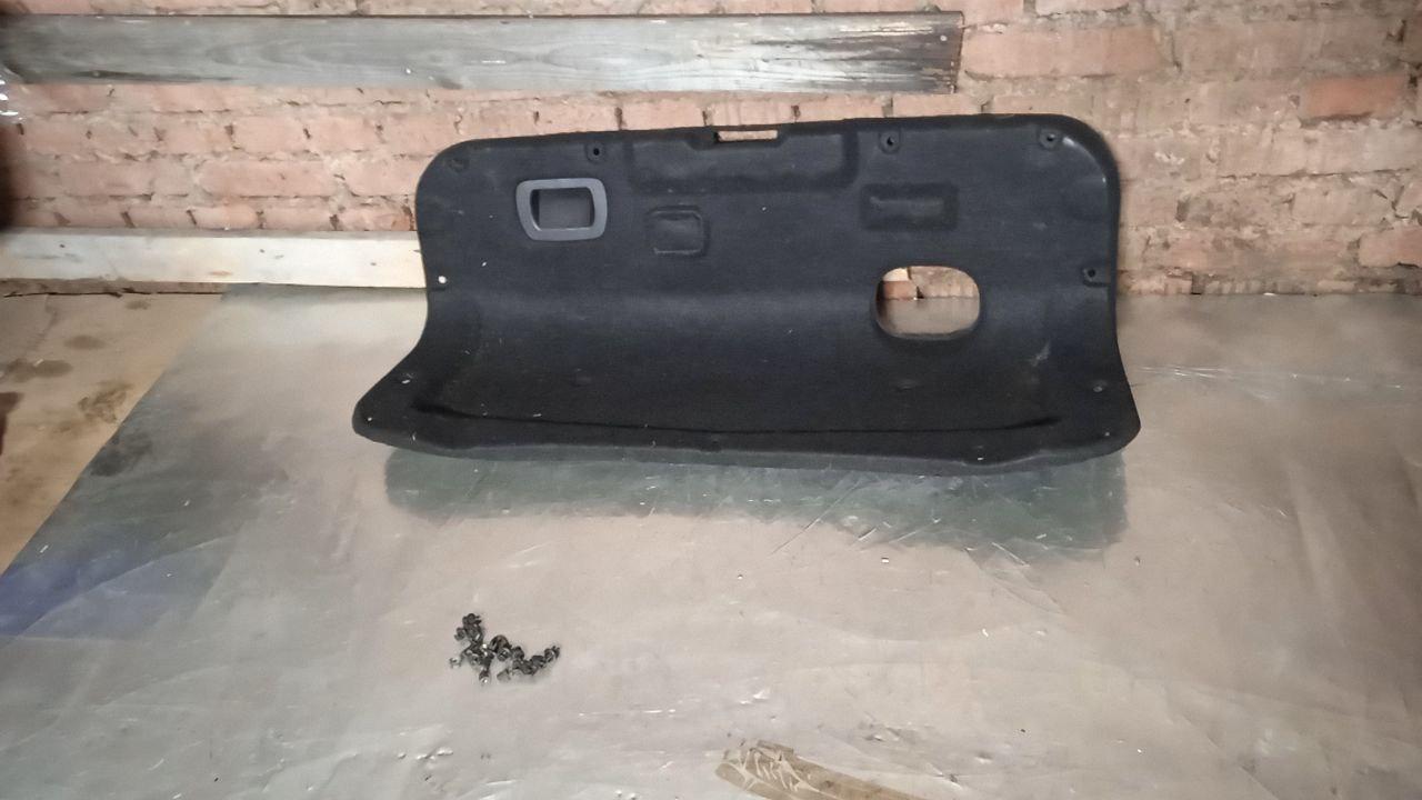 обшивка крышки багажника Kia Magentis 1 поколение 2001 - фото №1