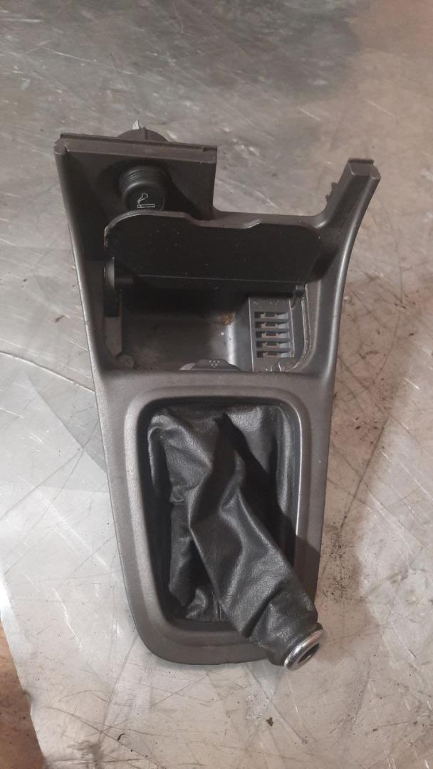 кожух рычага кулисы Mitsubishi Space Runner 2 поколение 1999 - фото №1