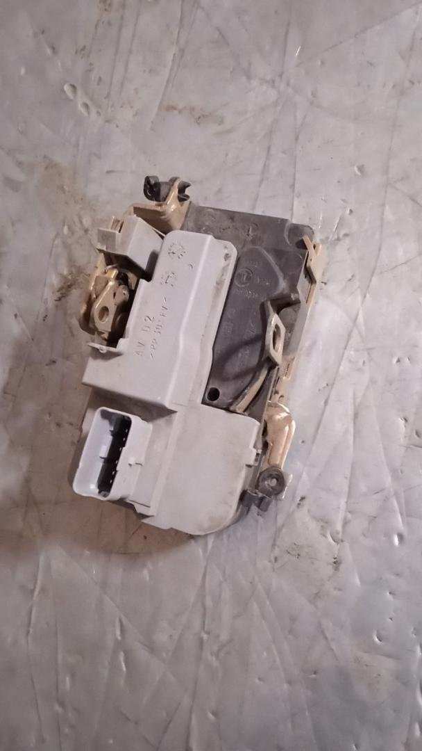 замок двери передней правой Peugeot 206 1 поколение 2003 - фото №1