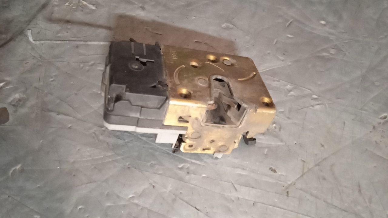 замок двери передней правой Peugeot 206 1 поколение 1999 - фото №1