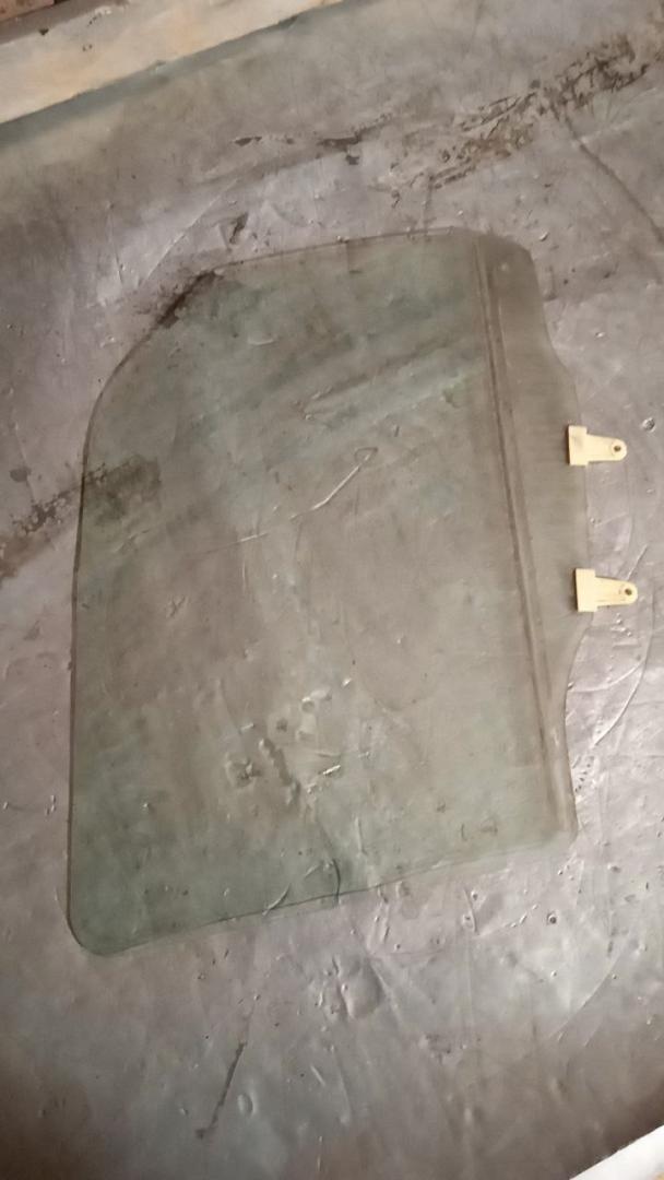 стекло двери передней правой Suzuki Wagon R 1 поколение 1998 - фото №1