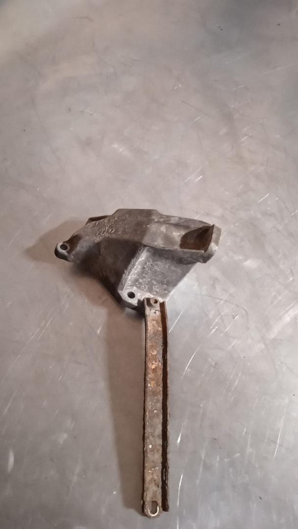 кронштейн двигателя Volkswagen Passat B5 1999, 1.8 л., бензин, 8D0199307L - фото №1