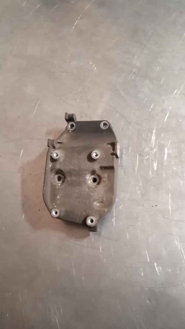 кронштейн компрессора кондиционера Honda Civic 7 поколение 2001, 1.6 л., бензин - фото №1