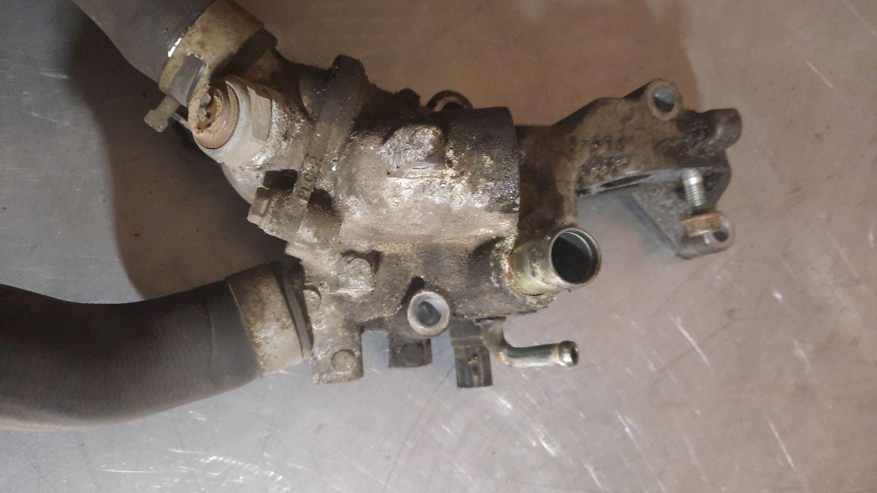 корпус термостата Honda Civic 7 поколение 2001, 1.6 л., бензин - фото №1