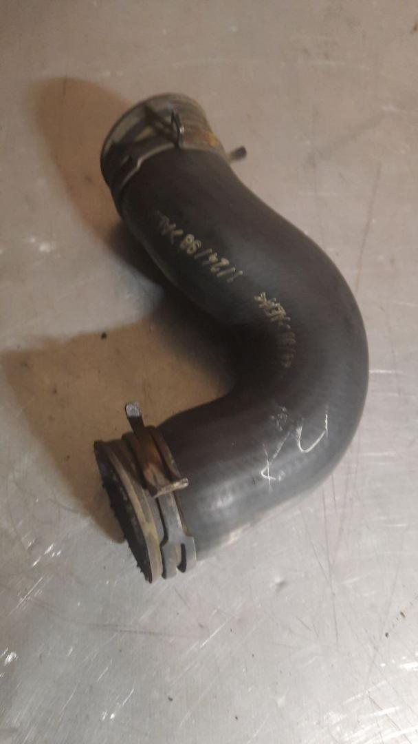 патрубок интеркулера Skoda Octavia 1 поколение (A4) 1998, 1.9 л., дизель, 1J0145838B - фото №1