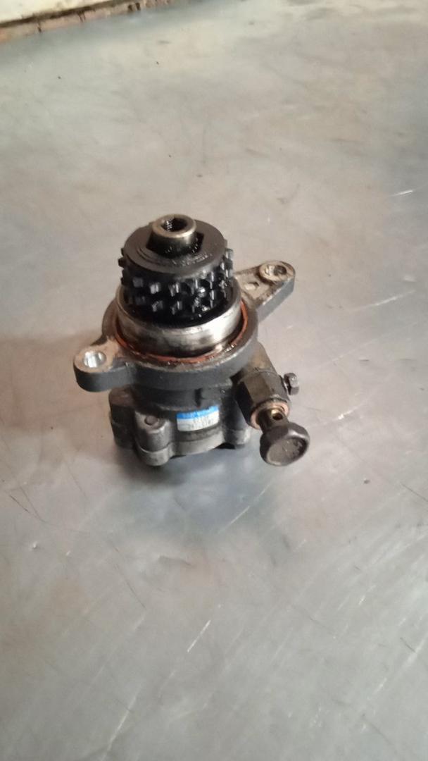 насос гидроусилителя руля Nissan Almera Tino V10 2002, 2.2 л., дизель, 4U105, 9157092 - фото №1