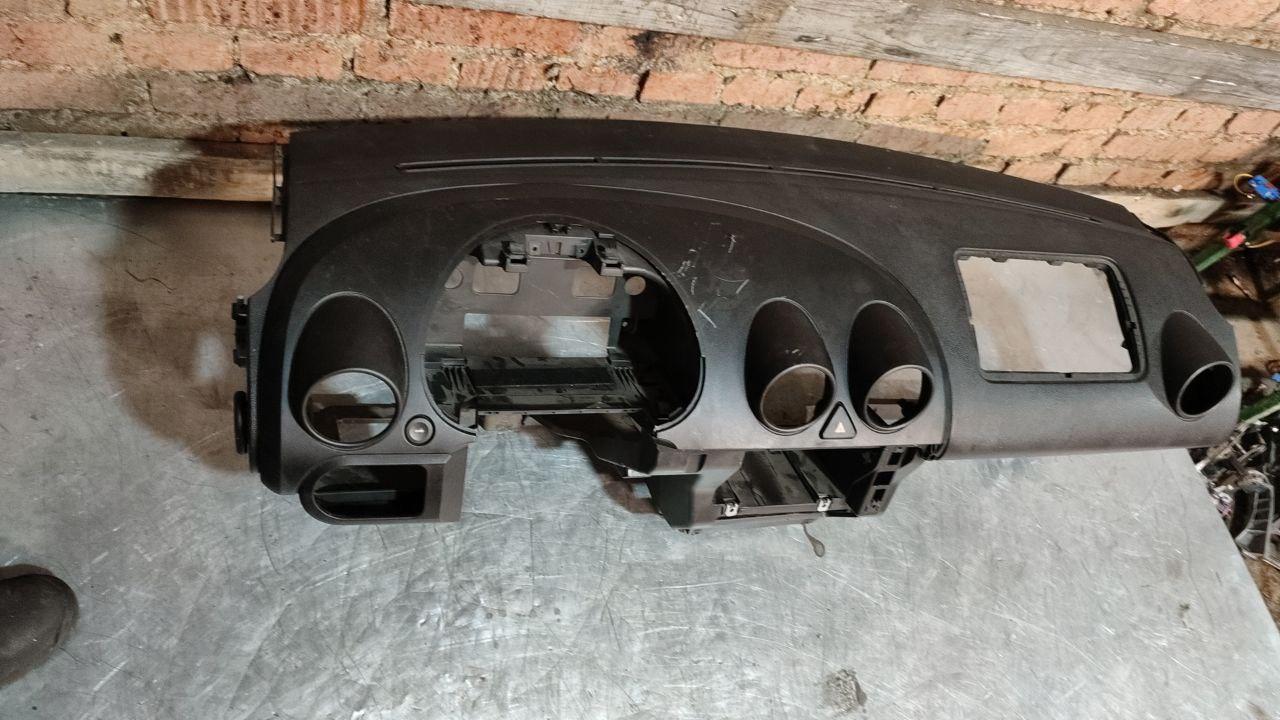 панель передняя салона (торпедо) Ford Fiesta 5 поколение 2005 - фото №1