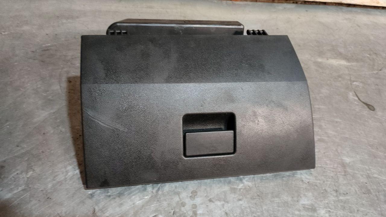 бардачок Ford Fiesta 5 поколение 2005 - фото №1