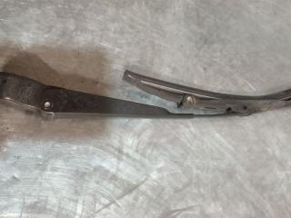 щеткодержатель (поводок стеклоочистителя, дворник) Ford Fiesta 5 поколение 2005, 2S6117406AB