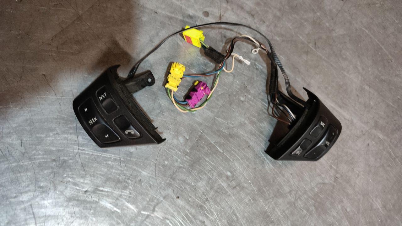 кнопки управления на руле Saab 9-3 2 поколение 2005, 15494351, 15494353 - фото №1