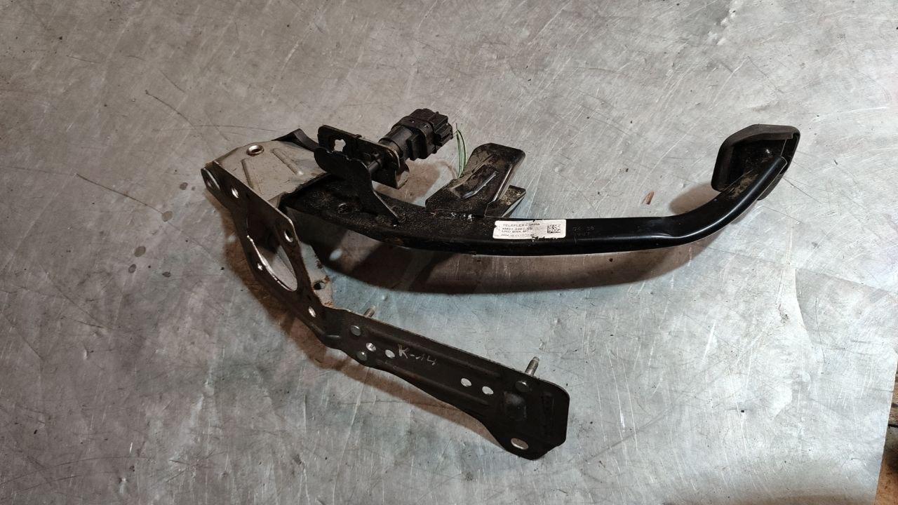 педаль тормоза Ford Focus 2 поколение 2005, 4M512467AM - фото №1