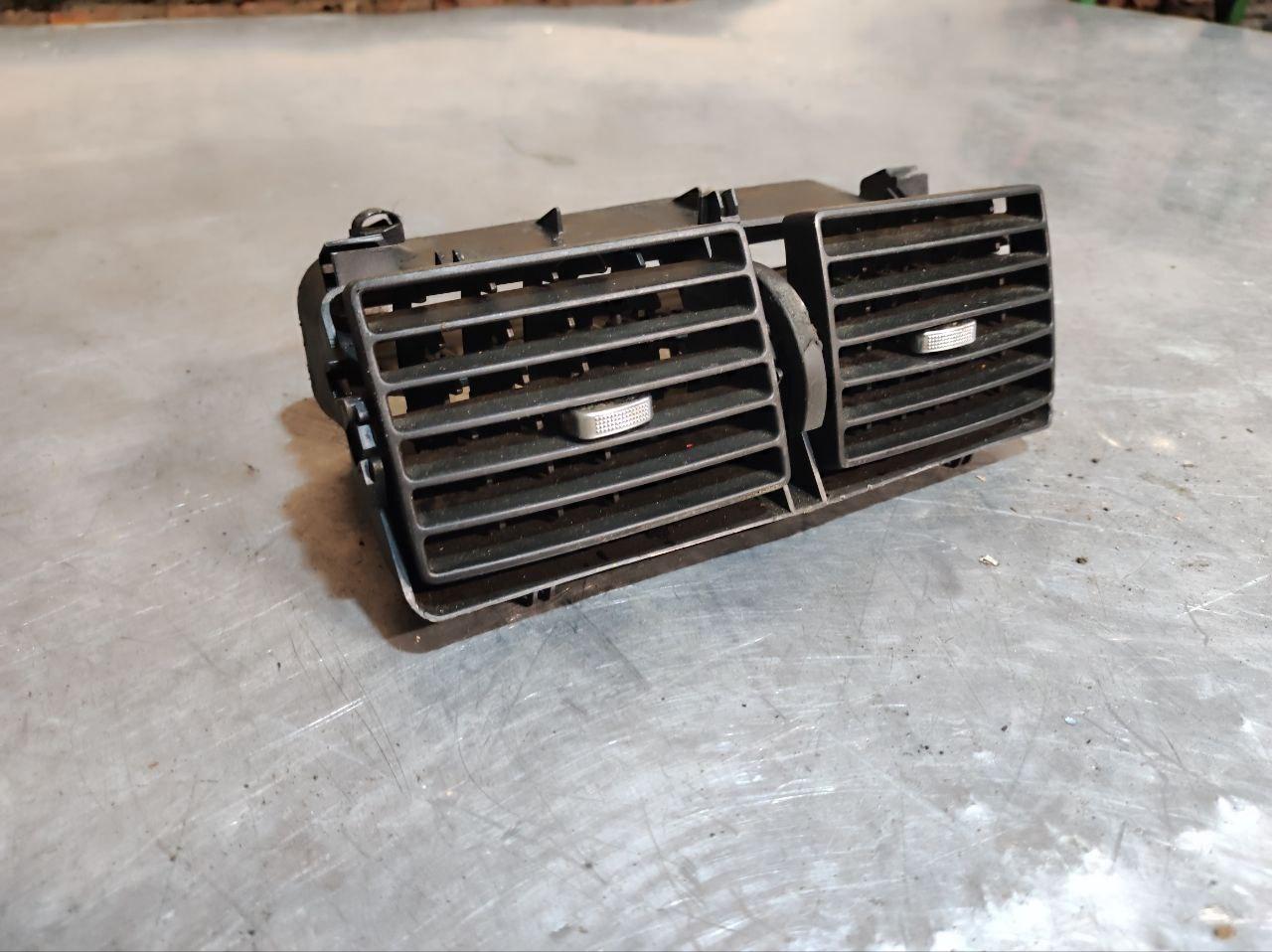 дефлектор обдува салона Peugeot 307 1 поколение 2005, 2.0 л., дизель, 9634511177 - фото №1