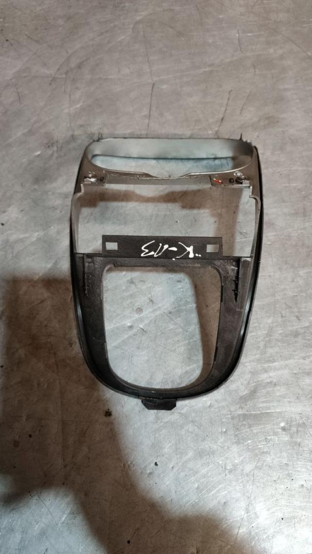 накладка консоли КПП Peugeot 307 1 поколение 2005, 9636013877 - фото №1