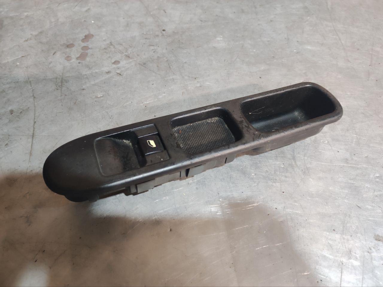 кнопка стеклоподъемника двери Peugeot 307 1 поколение 2005 - фото №1