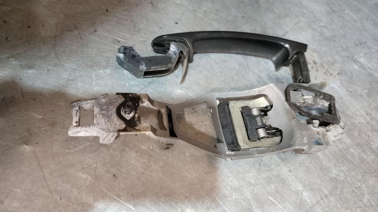 ручка наружная Volkswagen Polo 4 поколение 2003, 3B0837885, 3B0837207 - фото №1