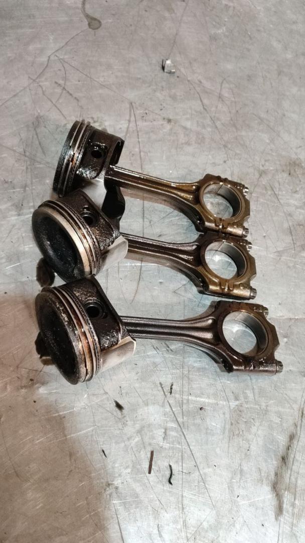 поршень шатун Volkswagen Polo 4 поколение 2003, 1.2 л., бензин - фото №1