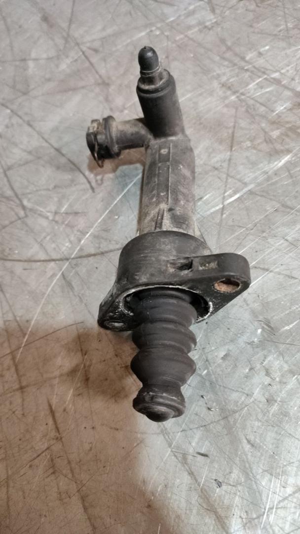 цилиндр сцепления рабочий Volkswagen Polo 4 поколение 2003, 1.2 л., бензин, МКПП - фото №1