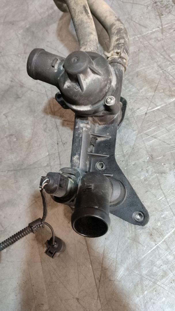 корпус термостата Volkswagen Polo 4 поколение 2003, 1.2 л., бензин, 03C121111B - фото №1