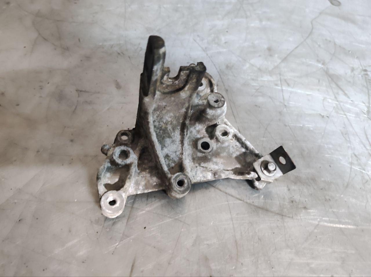 кронштейн двигателя Ford Focus 2 поколение 2005, 2.0 л., дизель, 9648584680 - фото №1